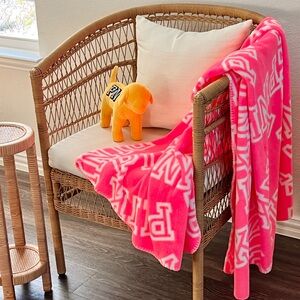 💖 RARE PINK Victoria’s Secret Neon Logo Throw Blanket Cozy Plush